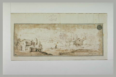 Deux fermes au bord d'un lac, avec des montagnes au loin, image 1/1