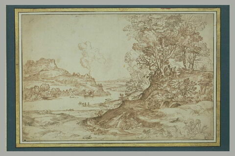 Vaste paysage de collines, traversé d'une rivière, dominée par un château, image 2/2