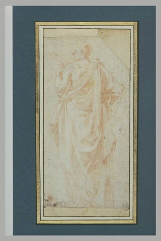 Figure drapée, vue de dos, paraissant jouer d'un instrument de musique, image 2/2