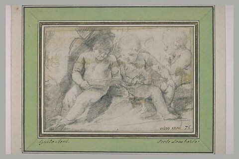Trois enfants assis, dont deux paraissent lire et chanter, image 2/2