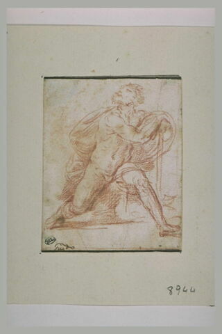 Homme nu, assis, appuyé sur un bâton, une jambe en avant, les yeux levés, image 2/2