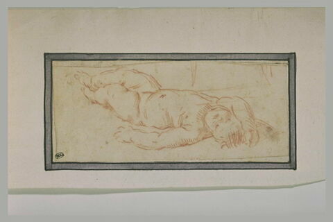 Enfant nu, couché sur le dos, en raccourci, image 2/2