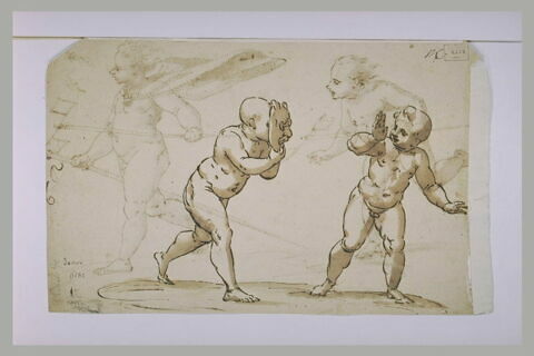 Un enfant portant un masque effrayant un autre enfant, image 2/2