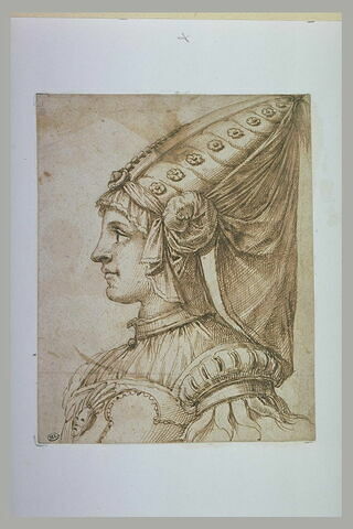 Buste de femme de profil, portant un hennin, tournée vers la gauche, image 2/2