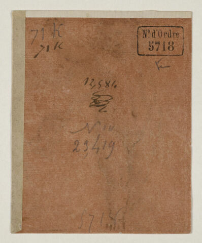 Un angelot debout, levant le bras gauche, image 3/3