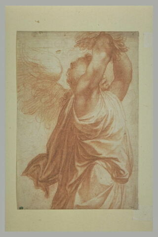 Un ange debout, tourné vers la droite tenant des fleurs au-dessus de la tête, image 1/1