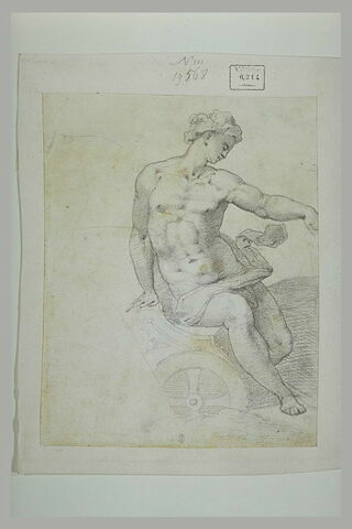 Un homme nu, assis sur un petit char, tendant le bras gauche, image 2/2