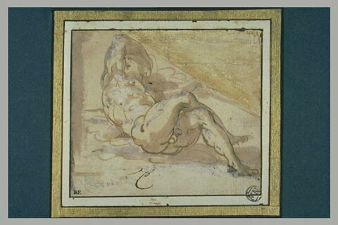 Homme nu, couché sur le sol, les jambes croisées, image 2/2