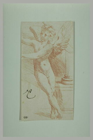 Un ange assis au pied d'une colonne, tendant les bras vers la gauche, image 2/2