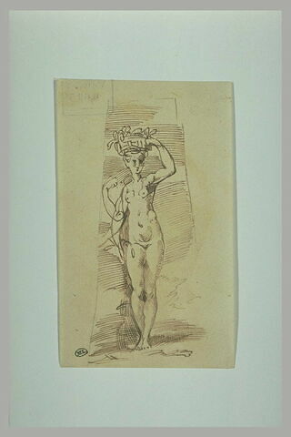 Une femme nue debout, portant une corbeille de fruits sur la tête, image 2/2