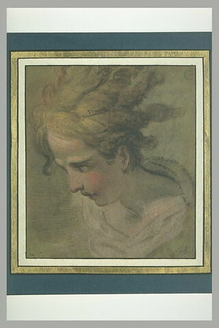 Une tête de jeune femme vue de profil, penchée vers la gauche, image 2/2