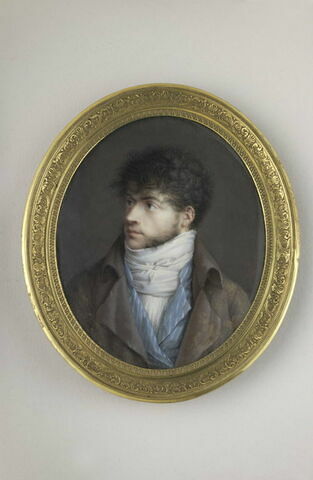 Autoportrait en buste, regardant vers la gauche, manteau brun, gilet bleu rayé de blanc, cravate blanche.