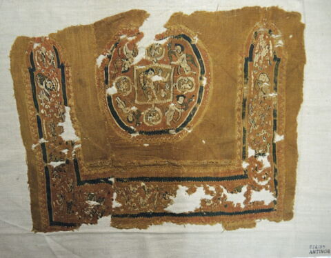 orbiculus ; bande décorative d'habillement ; fragment, image 2/2