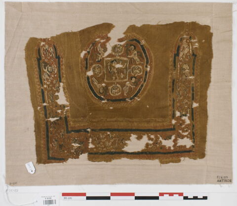 orbiculus ; bande décorative d'habillement ; fragment, image 1/2