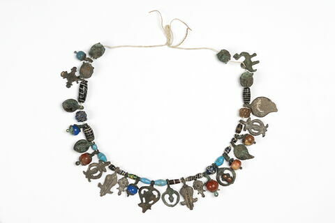 collier ; perle en olive ; perle sphérique ; pendentif ; amulette