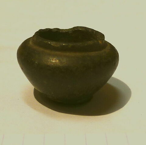 pot à kohol  ; vase miniature