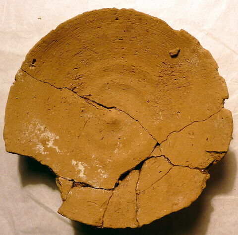 assiette ; plusieurs fragments recollés