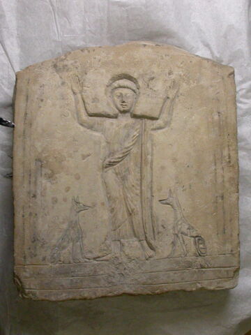 stèle de type Kôm Abou Billou ; stèle cintrée, image 2/3