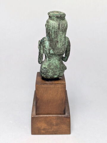 figurine d'Isis allaitant, image 2/4