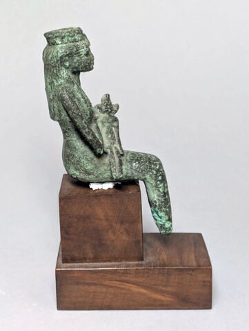 figurine d'Isis allaitant, image 3/4