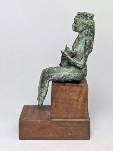 figurine d'Isis allaitant, image 4/4