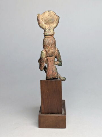 figurine d'Isis allaitant, image 2/4
