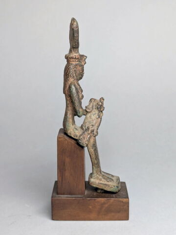figurine d'Isis allaitant, image 3/4