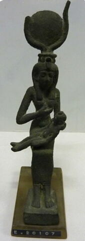 figurine d'Isis allaitant