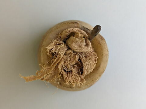 vase miniature ; vase à onguent ; tissu ; bâtonnet à kohol, image 3/3
