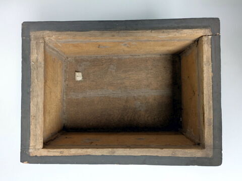 coffre rectangulaire à pieds et corniche ; coffret à couvercle bombé, image 4/5