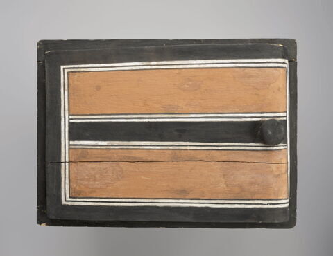 coffre rectangulaire à pieds et corniche ; coffret à couvercle bombé, image 9/12