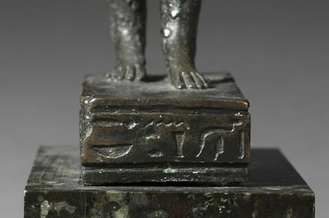 face, recto, avers, avant ; détail inscription © Musée du Louvre / Christian Décamps
