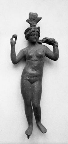 figurine d'Isis se coiffant, image 2/2