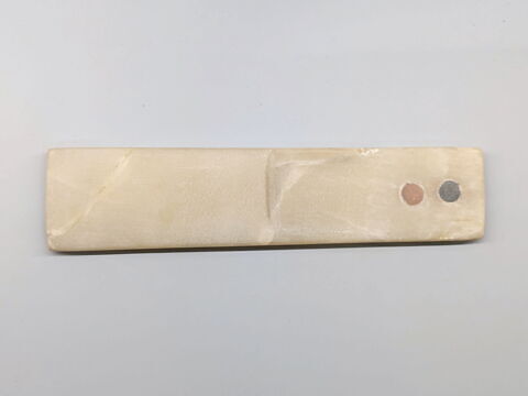 palette de scribe en règle à 2 cupules rondes ; simulacre