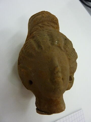 figurine de tête de femme romaine à cou fermé