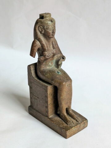 figurine d'Isis allaitant