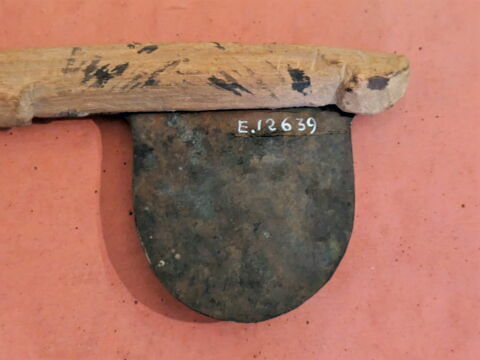 hache en fer à cheval à tenons latéraux ; simulacre, image 4/4