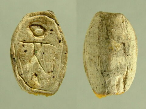 scaraboïde ; perle en demi olive, image 1/1