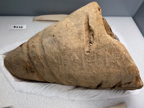 bouchon de jarre conique ; empreinte de sceau ; couvercle de vase