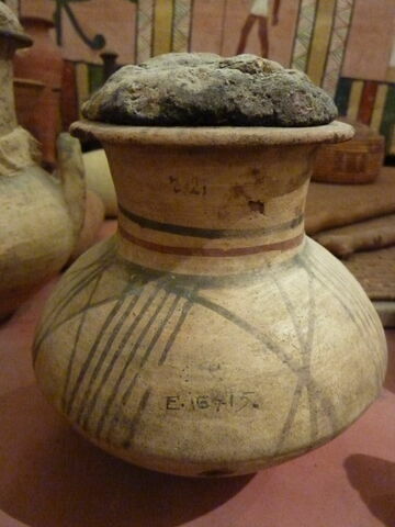 jarre biconique ; couvercle de vase ; avec contenu