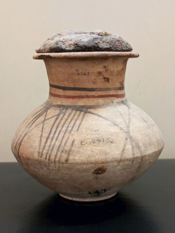 jarre biconique ; couvercle de vase ; avec contenu, image 5/5