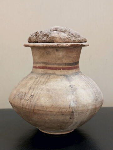 jarre biconique ; couvercle de vase ; avec contenu, image 1/5
