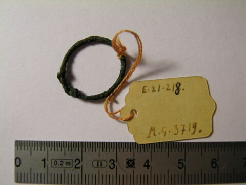 anneau à extrémités enroulées et pendentif ; bague, image 1/1