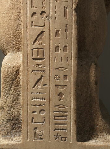 détail ; détail inscription ; dos, verso, revers, arrière © 2013 Musée du Louvre / Christian Décamps