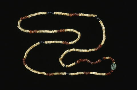 collier  ; scarabée ; perles ; perle rondelle ; perle sphérique ; perle biconique