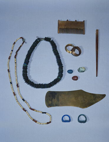 collier  ; scarabée ; perles ; perle rondelle ; perle sphérique ; perle biconique, image 3/4