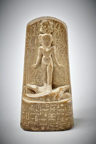 stèle d'Horus ; stèle cintrée