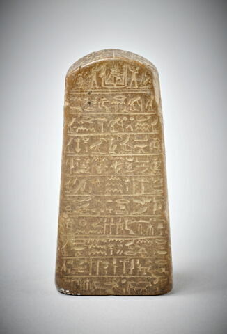 stèle d'Horus ; stèle cintrée, image 3/6