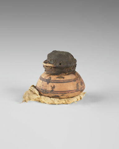 jarre biconique ; vase ; couvercle de vase ; support de vase ; avec contenu