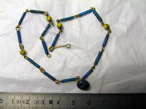 collier ; perle cylindrique ; perle sphérique